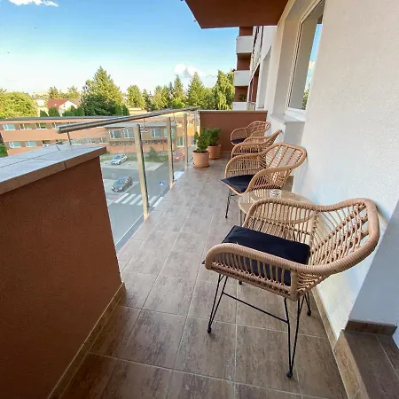 דירה Apartman In Time - Private Parking - 68M2 - 4 Regular Beds פופראד